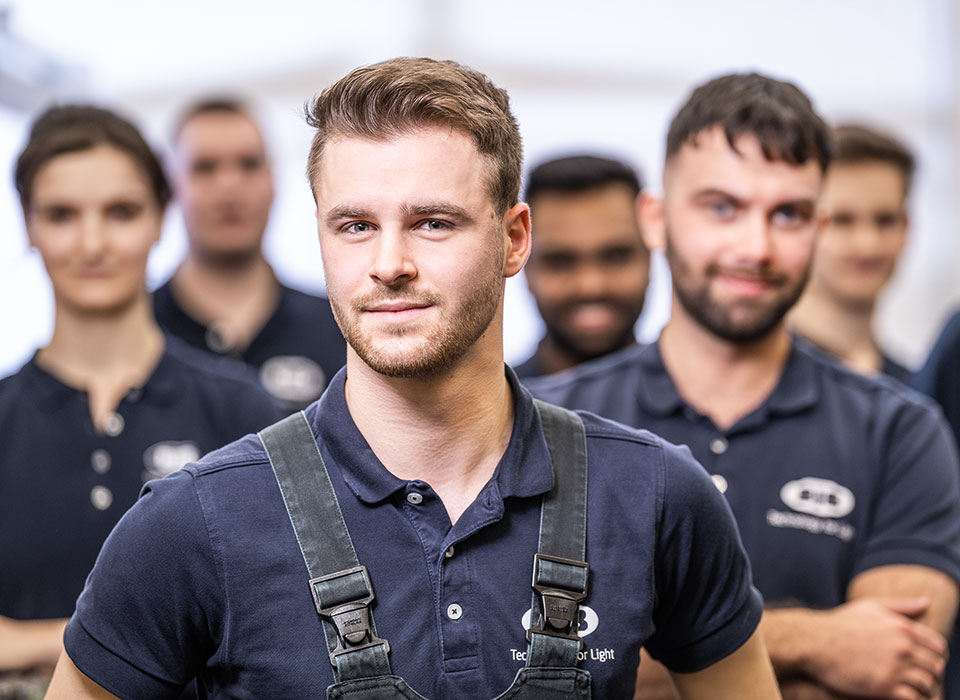About BJB bjb-karriere-junger-mann-mit-team-in-arbeitskleidung