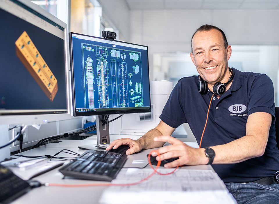 Innovations bjb-mann-laechelt-bildschirme-mit-konstruktion